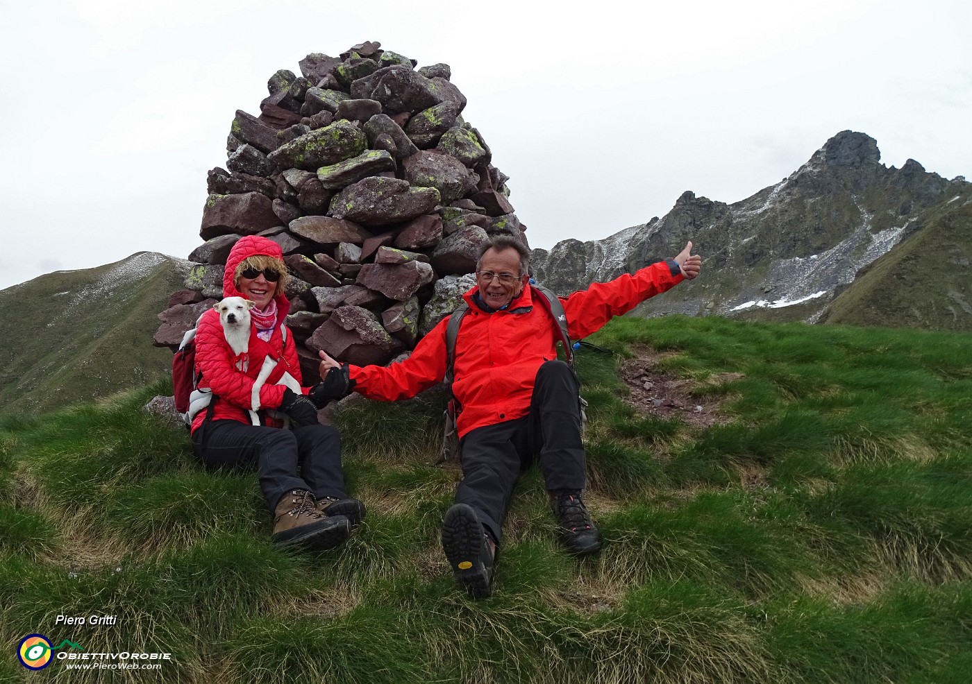 08 All'omino di vetta del Monte Avaro (2085 m) con Valletto e...con vento !.JPG -                                